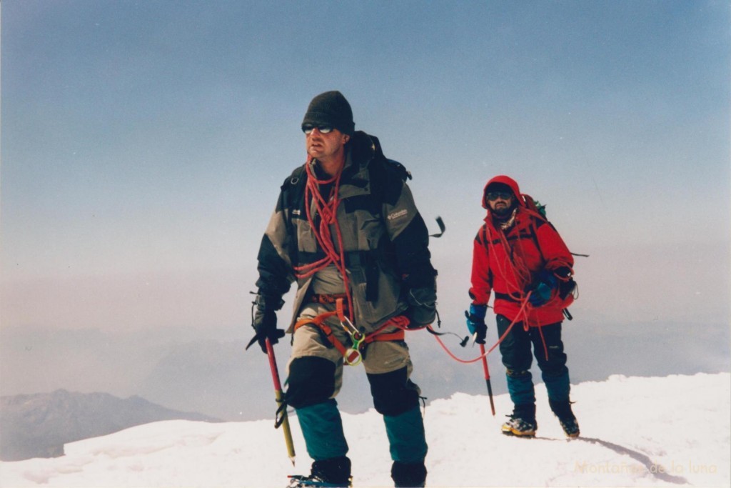 Joaquín y Jesús en la vertiginosa cresta cimera del Mont Blanc, 4.800 mts.
